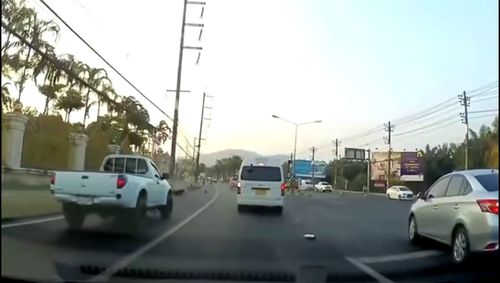 道路亂象 摩托車(chē)見(jiàn)縫插針與面包車(chē)隨意變道，誰(shuí)之過(guò)？